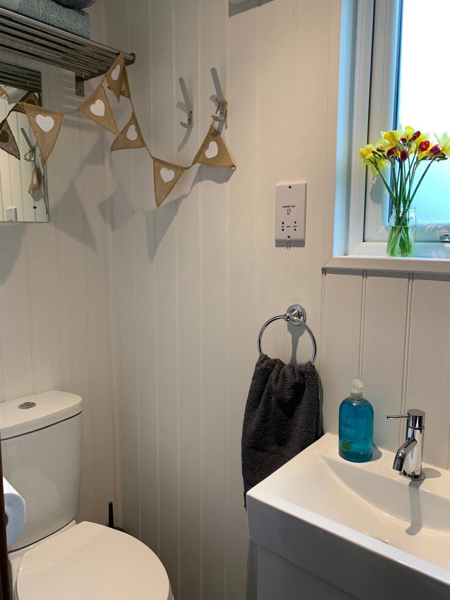 Tides Reach, Deluxe Shepherds Hut 1, 100M From The Beach Saint Merryn Esterno foto